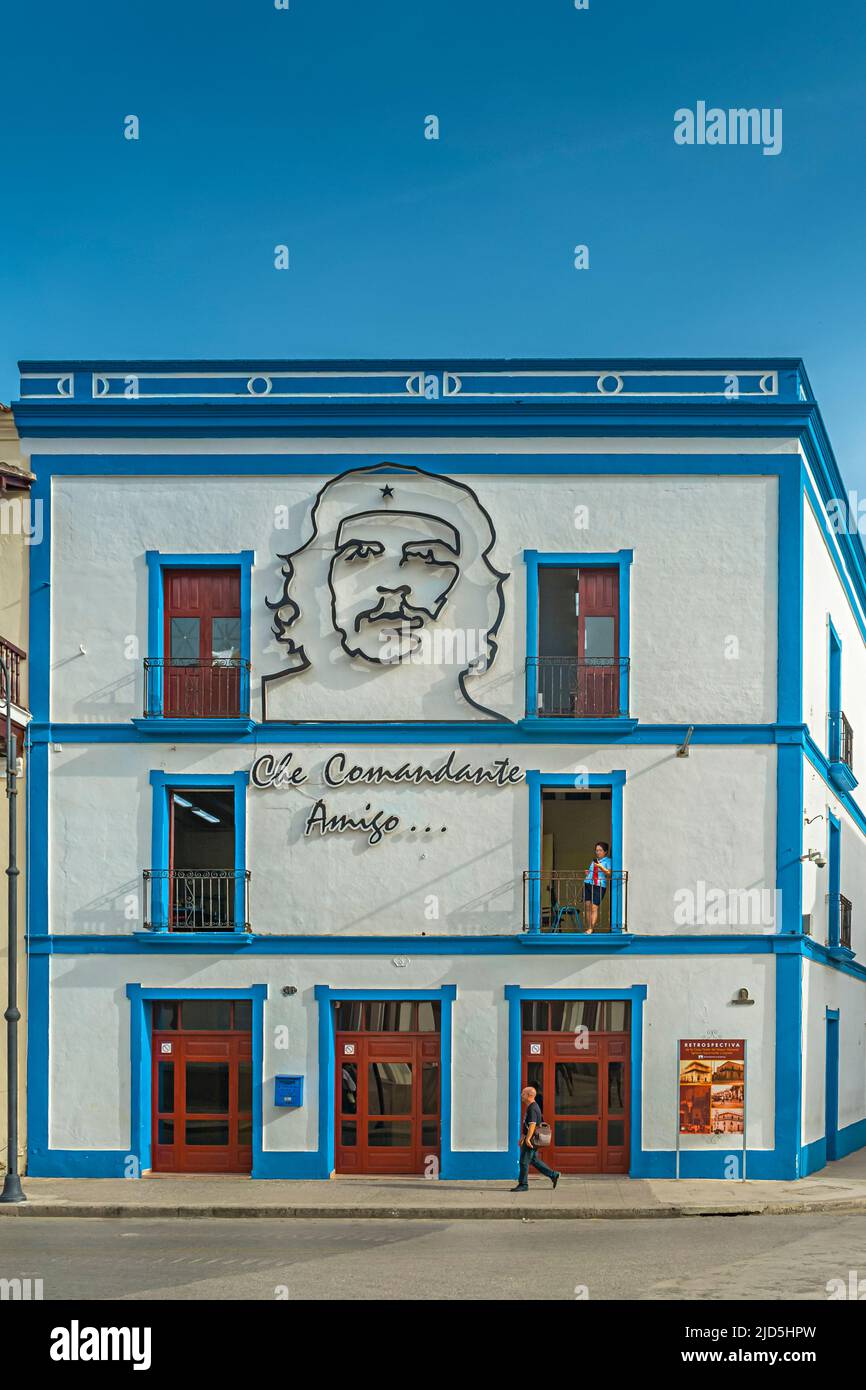 Edificio con la facciata di Ernesto che Guevara e il testo 'che Comandante Amigo' a Camagüey, Cuba Foto Stock