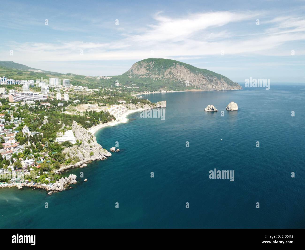 Vista panoramica aerea sulla città di Gurzuf resort e Bear Mountain, Ayu-Dag, Yalta, Crimea. Primavera giorno di sole. Natura estate oceano mare spiaggia sfondo Foto Stock