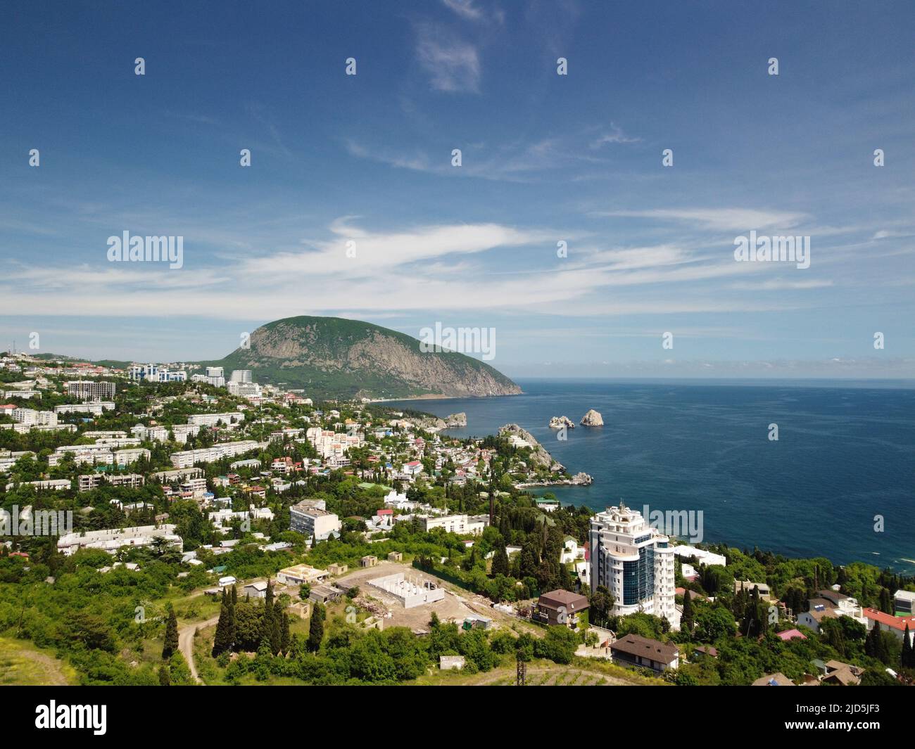 Vista panoramica aerea sulla città di Gurzuf resort e Bear Mountain, Ayu-Dag, Yalta, Crimea. Primavera giorno di sole. Natura estate oceano mare spiaggia sfondo Foto Stock