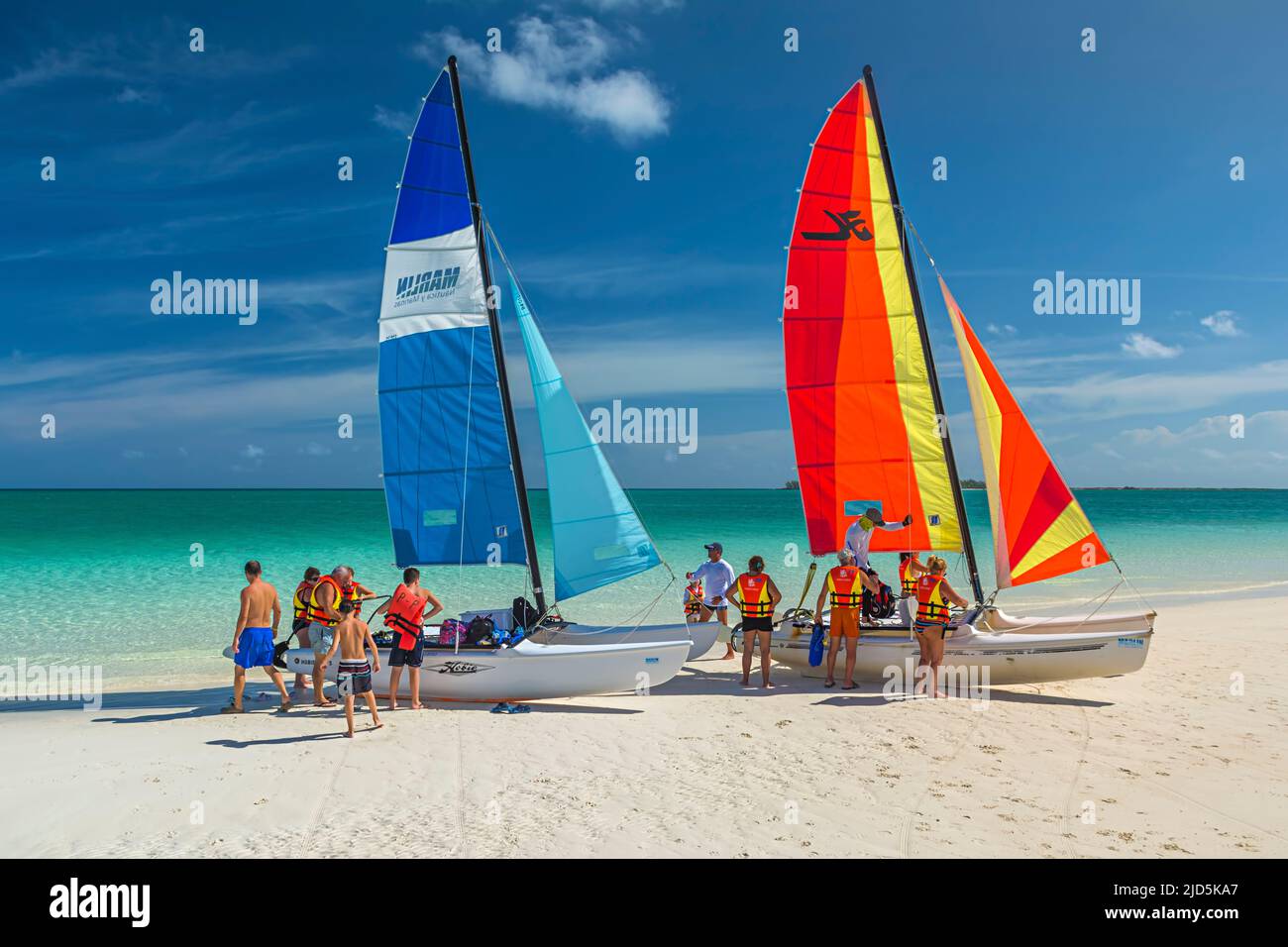 Un gruppo di persone pronte a iniziare una gita in catamarano con due catamarani a Playa Pilar, Cayo Guillermo, Cuba Foto Stock