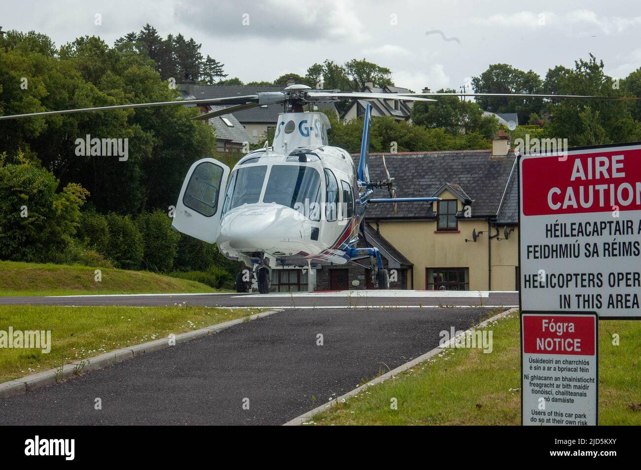 Bantry, West Cork, Irlanda, sabato, giugno 18, 2022; la Comunità irlandese Air Ambulance sbarcò al Bantry General Hospital per portare il suo personale medico a un incidente. L'ente benefico cede alle donazioni pubbliche per finanziare il servizio con ogni missione che costa circa € 3.500. Credit ed/Alamy Live News Foto Stock