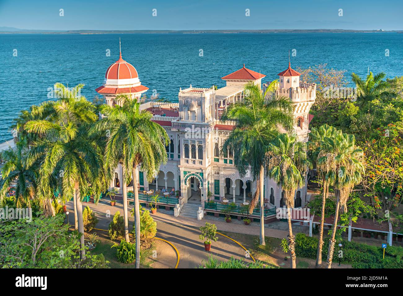 Vista dall'alto del bellissimo Palacio de Valle a Cienfuegos, Cuba Foto Stock