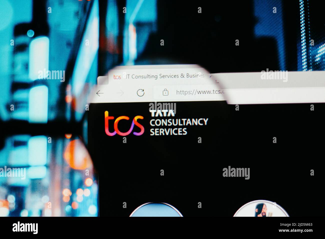 Brasile. 16th giugno 2022. In questa illustrazione della foto, la homepage del sito web Tata Consultancy Services Limited (TCS) visto su uno schermo del computer attraverso una lente d'ingrandimento. (Credit Image: © Rafael Henrique/SOPA Images via ZUMA Press Wire) Foto Stock