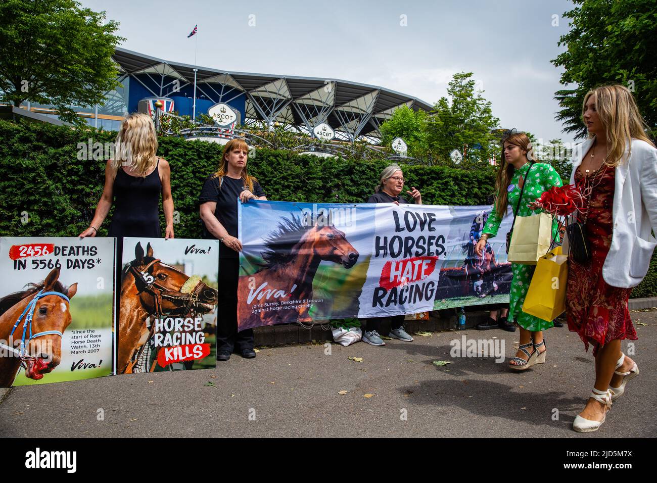 Ascot, Regno Unito. 18th giugno 2022. Attivisti per i diritti degli animali della beneficenza vegana Viva! Partecipa a una veglia di protesta fuori dal Royal Ascot. Viva! sta facendo una campagna per aumentare la consapevolezza del numero di morti di cavalli a causa di corse di cavalli. Secondo Animal Aid, ci sono stati 2.457 morti di corse di cavalli dal 13th marzo 2007, 42 dei quali ad Ascot compreso Star Safari a seguito di ferite da fetlock il giorno 1 di Royal Ascot 2022. Credit: Mark Kerrison/Alamy Live News Foto Stock