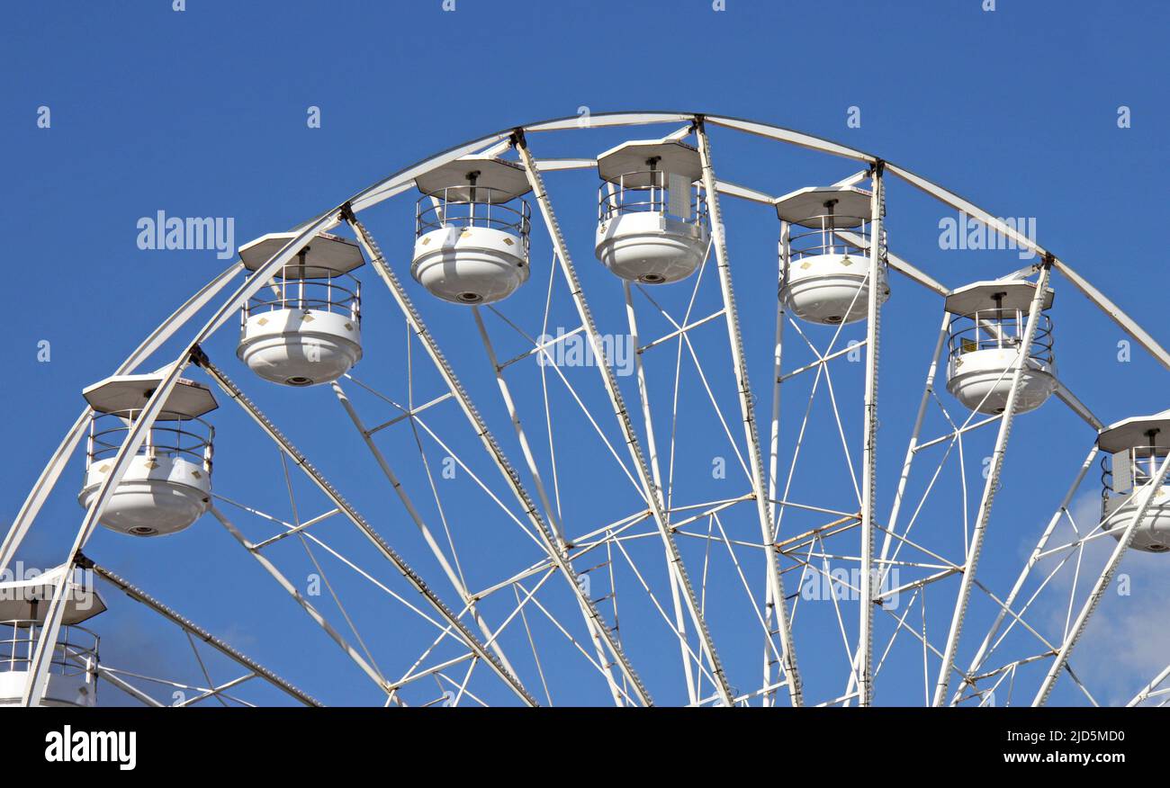 La cima di un divertente giro in grande ruota. Foto Stock