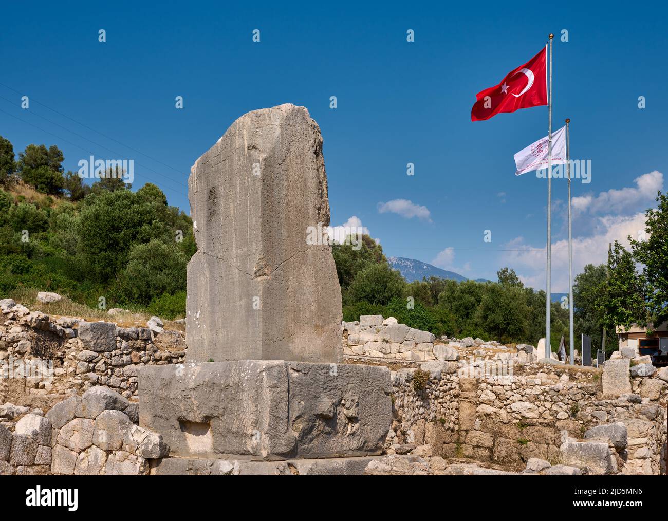 Colonna inscritta o Obelisco Xanthiano (Stele Xanthos), con iscrizioni di vecchie tre lingue nell'antica città di Xanthos, Turchia Foto Stock