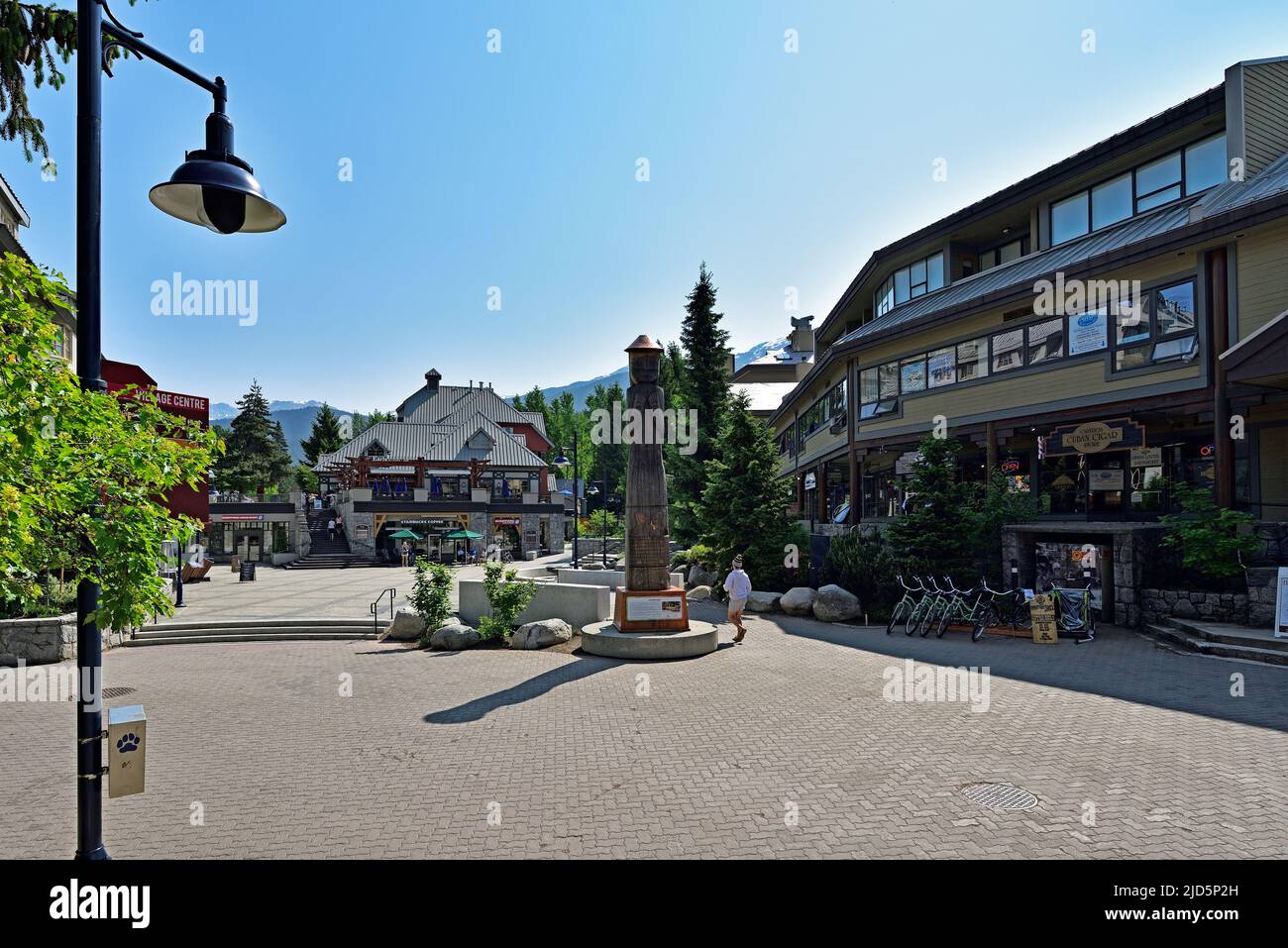 WHISTLER, BRITISH COLUMBIA, CANADA, 30 MAGGIO 2019: Turisti e visitatori alla città di Whistler - Canadian Ski Resort circa 125 chilometri a nord Foto Stock