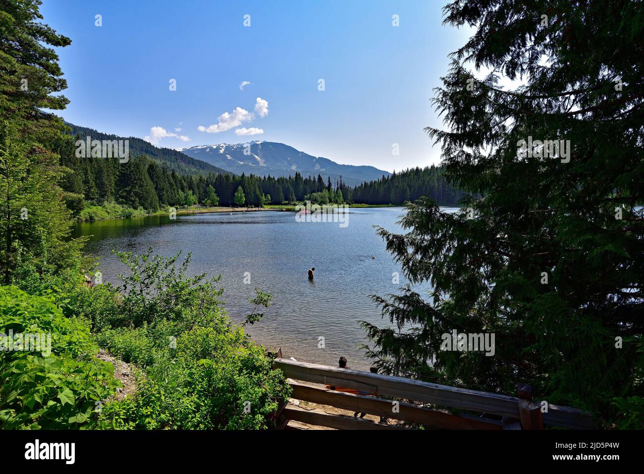 WHISTLER, BC, CANADA - 30 MAGGIO 2019: Lost Lake Park a Whistler, luogo ideale per nuotare, pescare, galleggiare, fare escursioni a piedi e in bicicletta Foto Stock