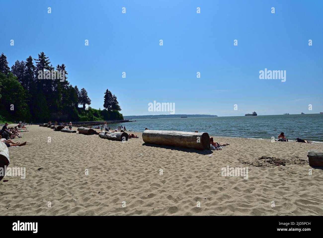 VANCOUVER, BRITISH COLUMBIA, CANADA, 31 MAGGIO 2019: Terza spiaggia lungo Stanley Park a Vancouver, Canada. Vista sulla North Shore Foto Stock