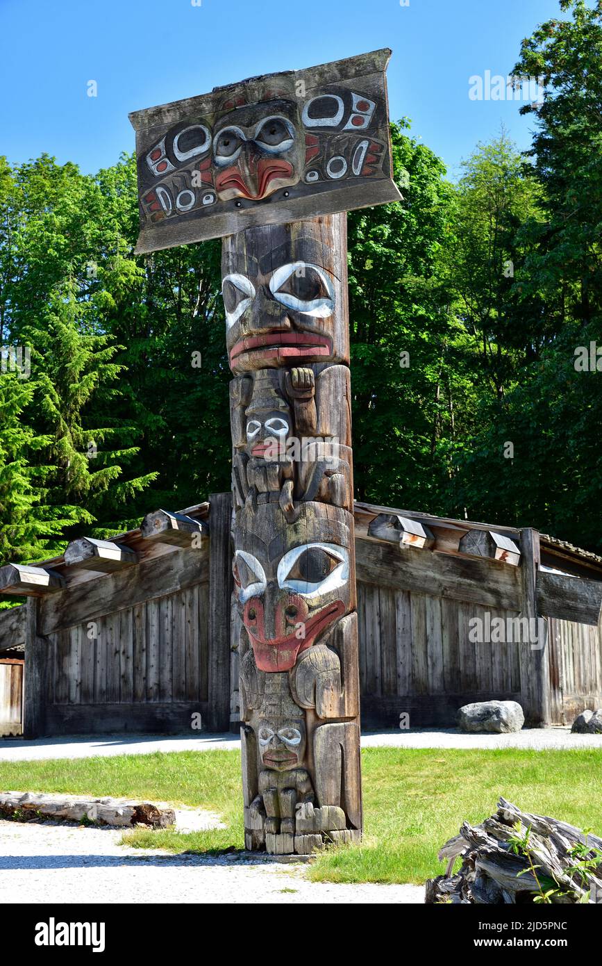 VANCOUVER, BC, CANADA, 03 GIUGNO 2019: Pali totem delle prime Nazioni e case di Haida nel Museo di Antropologia all'Università della Columbia Britannica UBC c Foto Stock