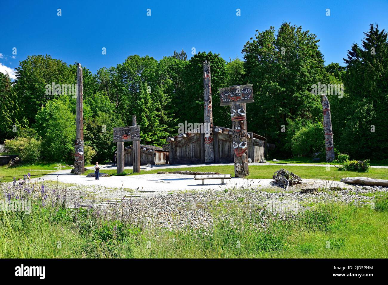 VANCOUVER, BC, CANADA, 03 GIUGNO 2019: Pali totem delle prime Nazioni e case di Haida nel Museo di Antropologia all'Università della Columbia Britannica UBC c Foto Stock