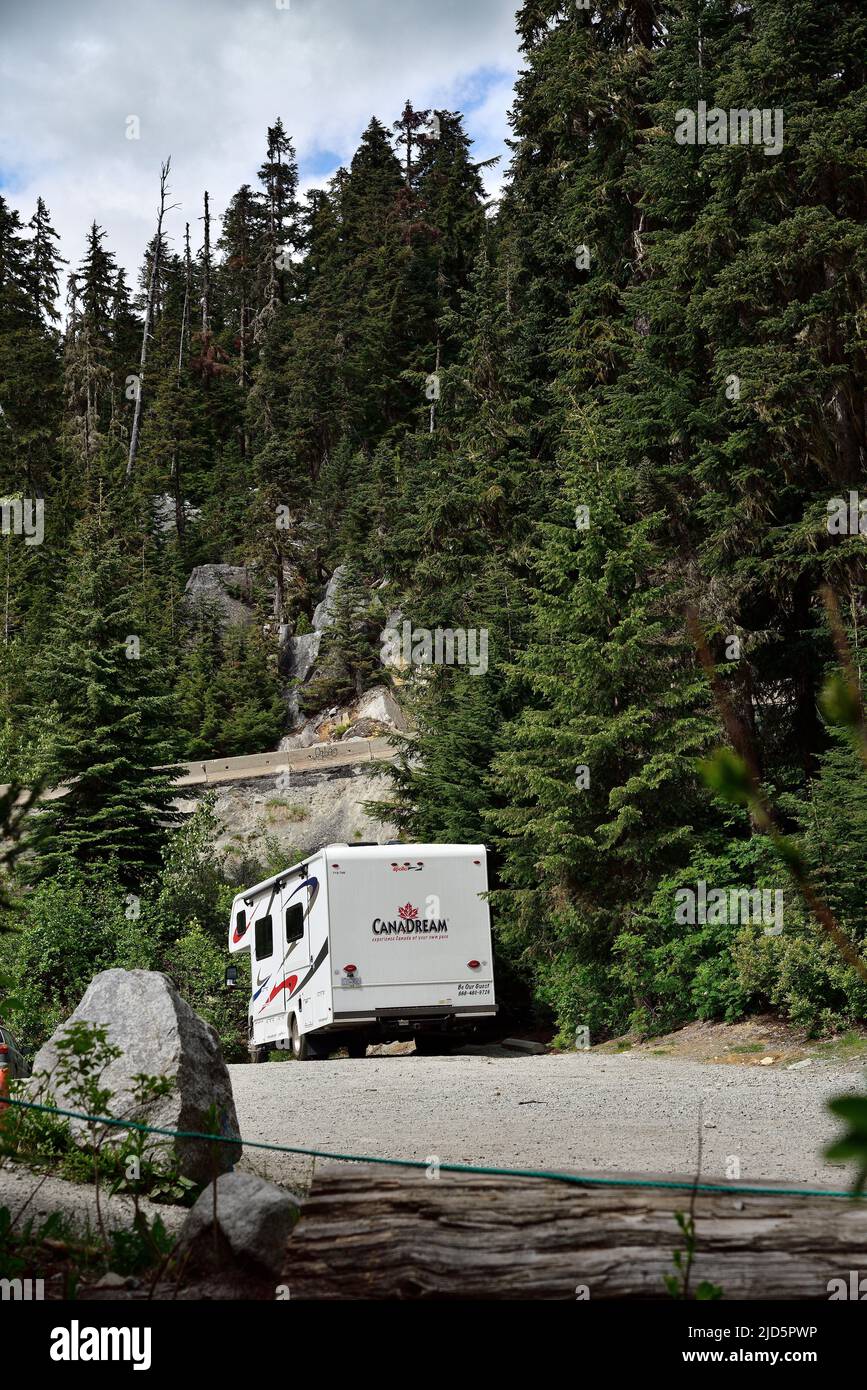 BRITISH COLUMBIA, CANADA - 04 GIUGNO 2019: Camper van parcheggiato vicino al lago Duffey nella British Columbia, Canada Foto Stock