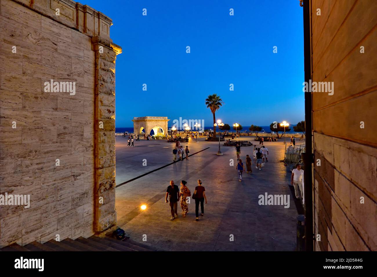 CAGLIARI, ITALIA, 15 AGOSTO 2019: La gente cammina nel cortile superiore delle fortificazioni di Bastione San Remo nel quartiere Castello di Cagliari Foto Stock