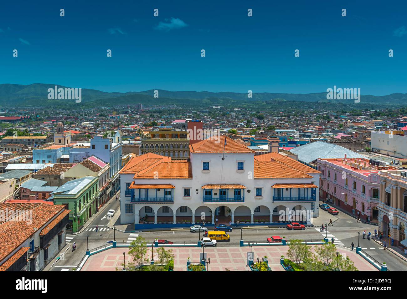 Vista dalla Cattedrale di nostra Signora dell'Assunzione verso il Municipio al Parque Cespedes a Santiago de Cuba Foto Stock
