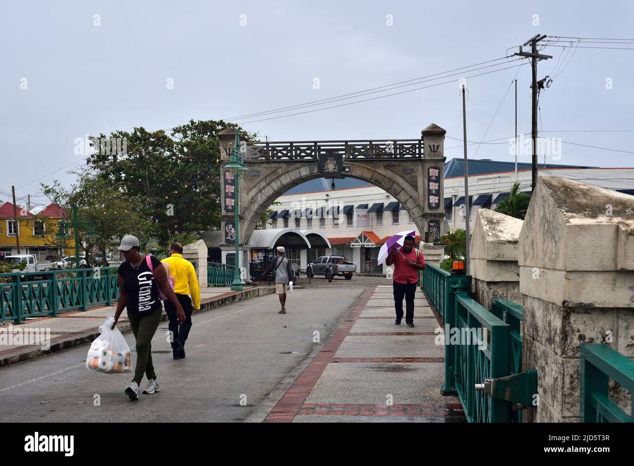 BRIDGETOWN, BARBADOS; 19 febbraio 2020: Persone che camminano lungo il ponte Chamberlain che conduce all'Independence Arch nella città vecchia di Barbados capitale i Foto Stock