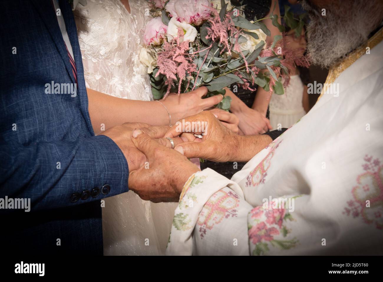 Anelli di nozze nelle mani dello sposo e della sposa. Matrimonio ortodosso Foto Stock