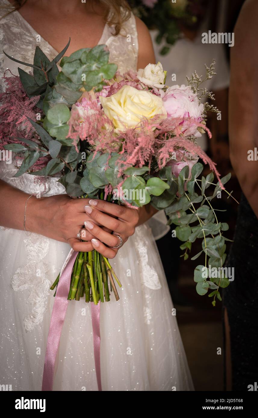 Sposa sposata con bouquet di fiori di rosa. Cerimonia di matrimonio Foto Stock