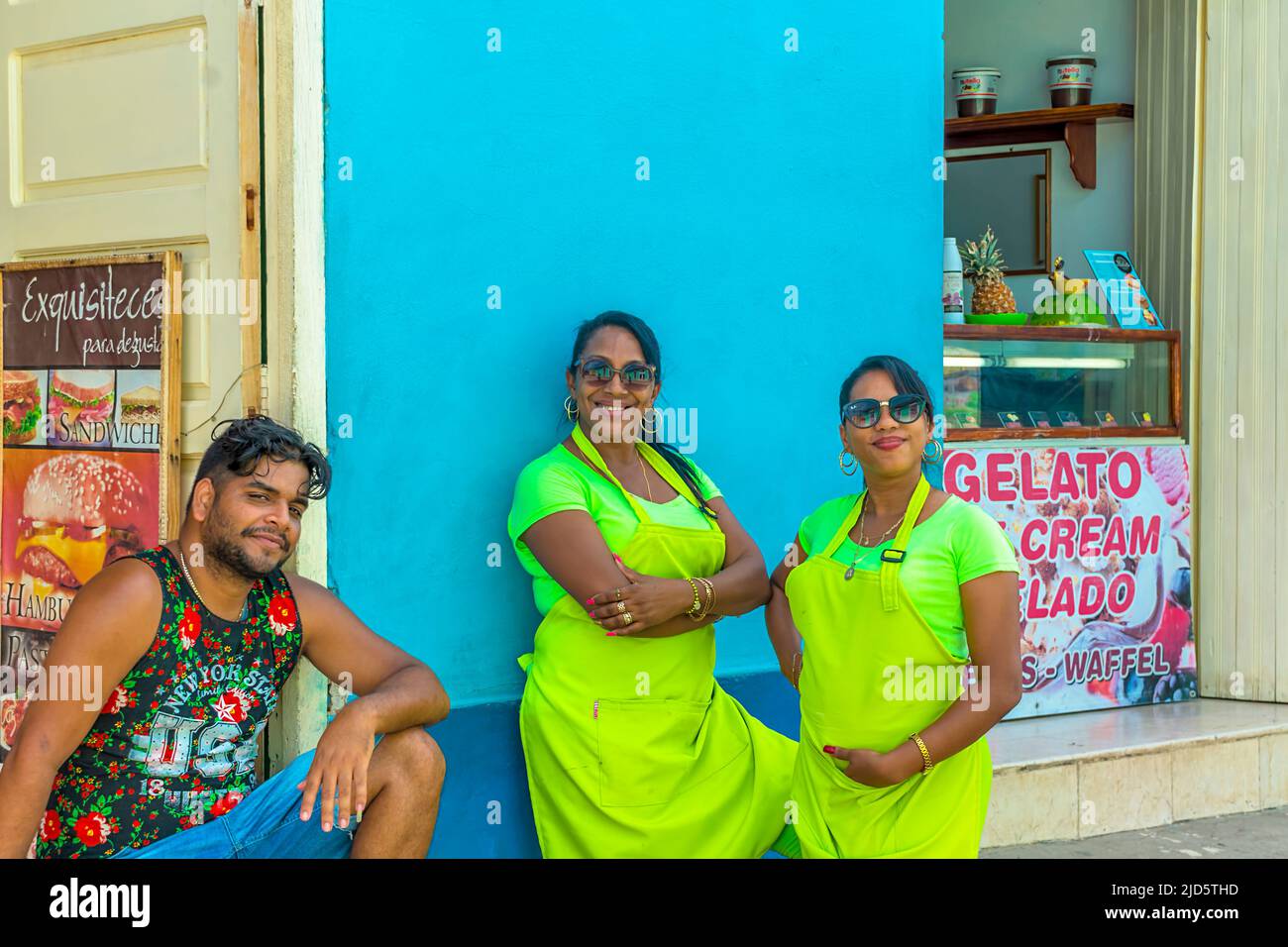 Due donne di una gelateria e un uomo che sorride fuori di una gelateria a Trinidad, Cuba Foto Stock
