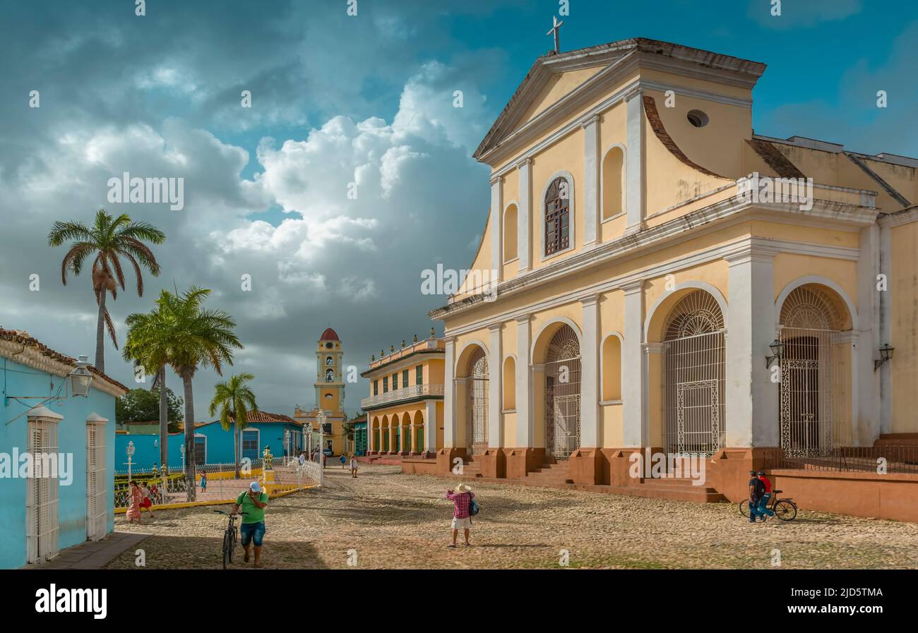 Chiesa della Santissima Trinità con il campanile della Chiesa e Monastero di San Francesco sullo sfondo a Plaza Mayor a Trinidad, Cuba Foto Stock
