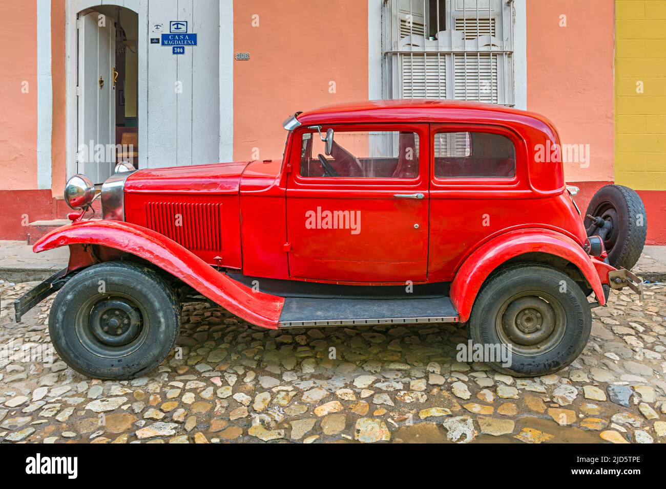 Bella auto d'epoca rossa parcheggiata in una strada a Trinidad, Cuba Foto Stock