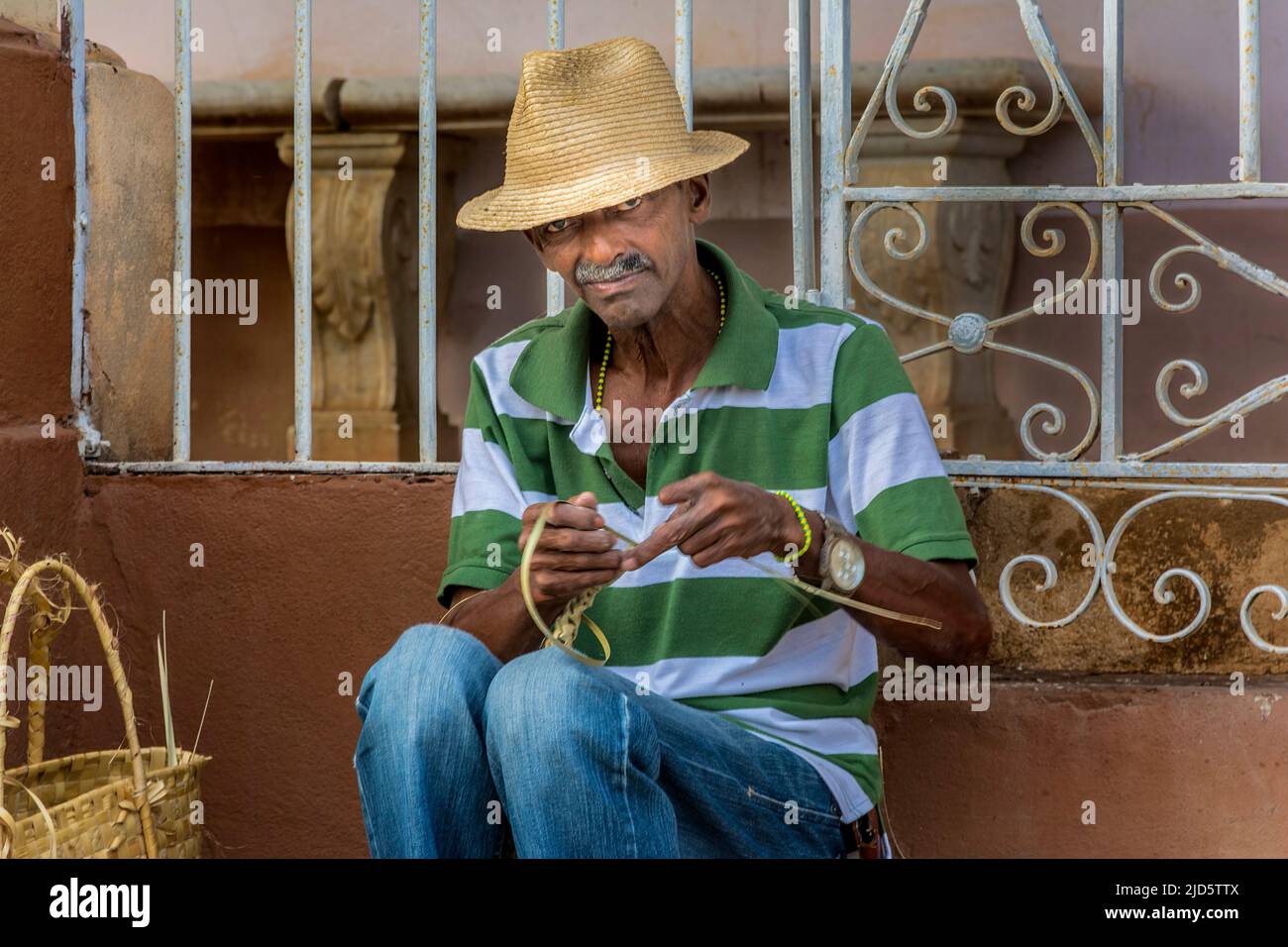 Basket tessitore per le strade di Trinidad, Cuba Foto Stock