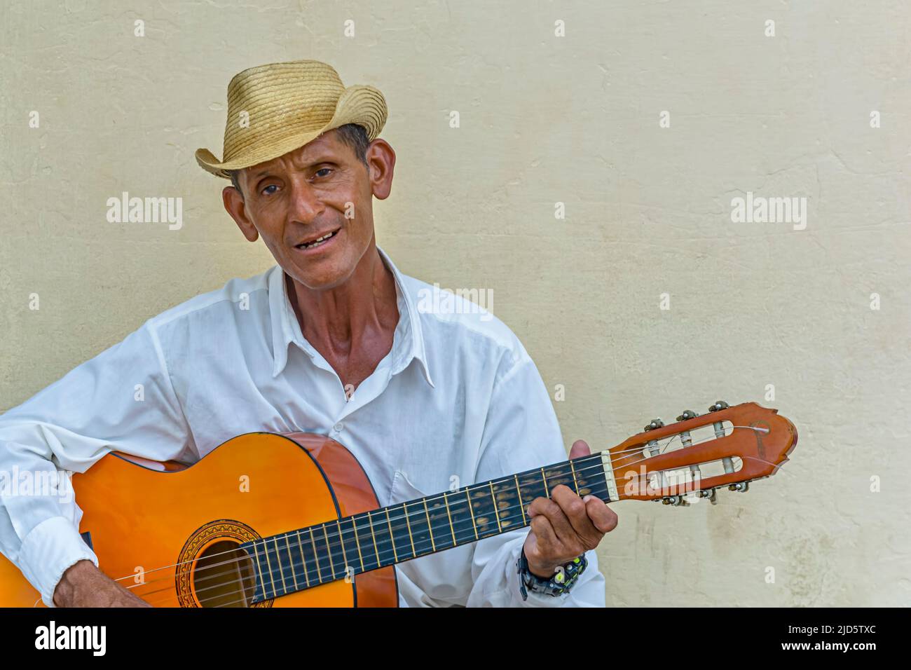 Chitarra suonando musicista di strada per le strade di Trinidad, Cuba Foto Stock