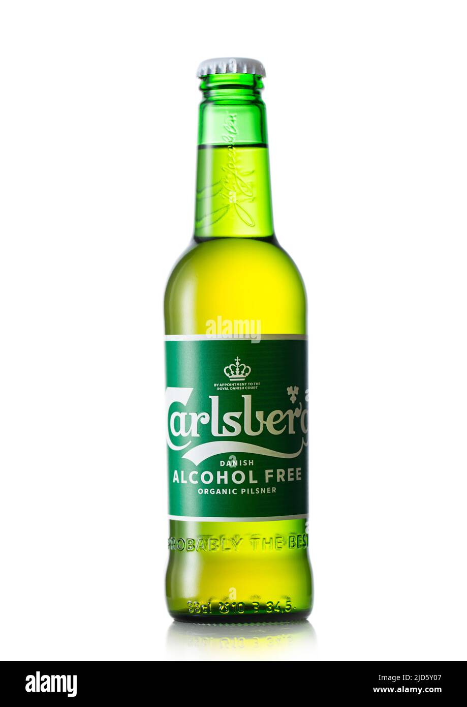 LONDRA,UK - 12 MAGGIO 2022: Birra lager senza alcol biologico Carlsberg su bianco. Prodotto in Danimarca Foto Stock