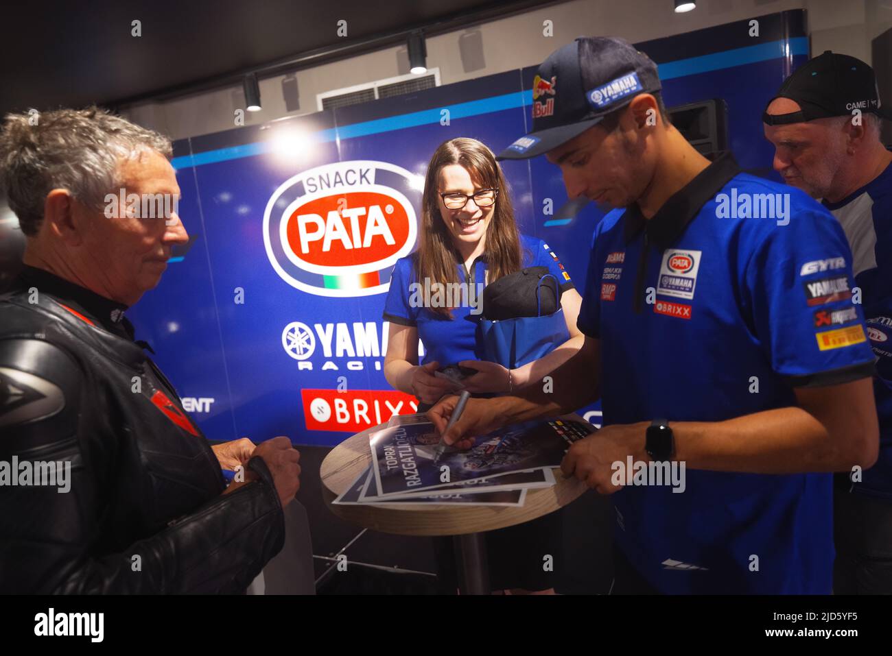 Il campione del mondo Superbike 2021 Toprak Razgatioglu ha incontrato i tifosi al Crescent Yamaha Open Weekend, dal 18 al 19 giugno. 2022. 2021 il campione della WSBK Toprak ha firmato autografi e ha posto per le foto con gli appassionati di moto da corsa. Anche la Yamaha WSB di Toprak era in mostra e sul casco. L'evento ha avuto una durata di due giorni. Foto Stock