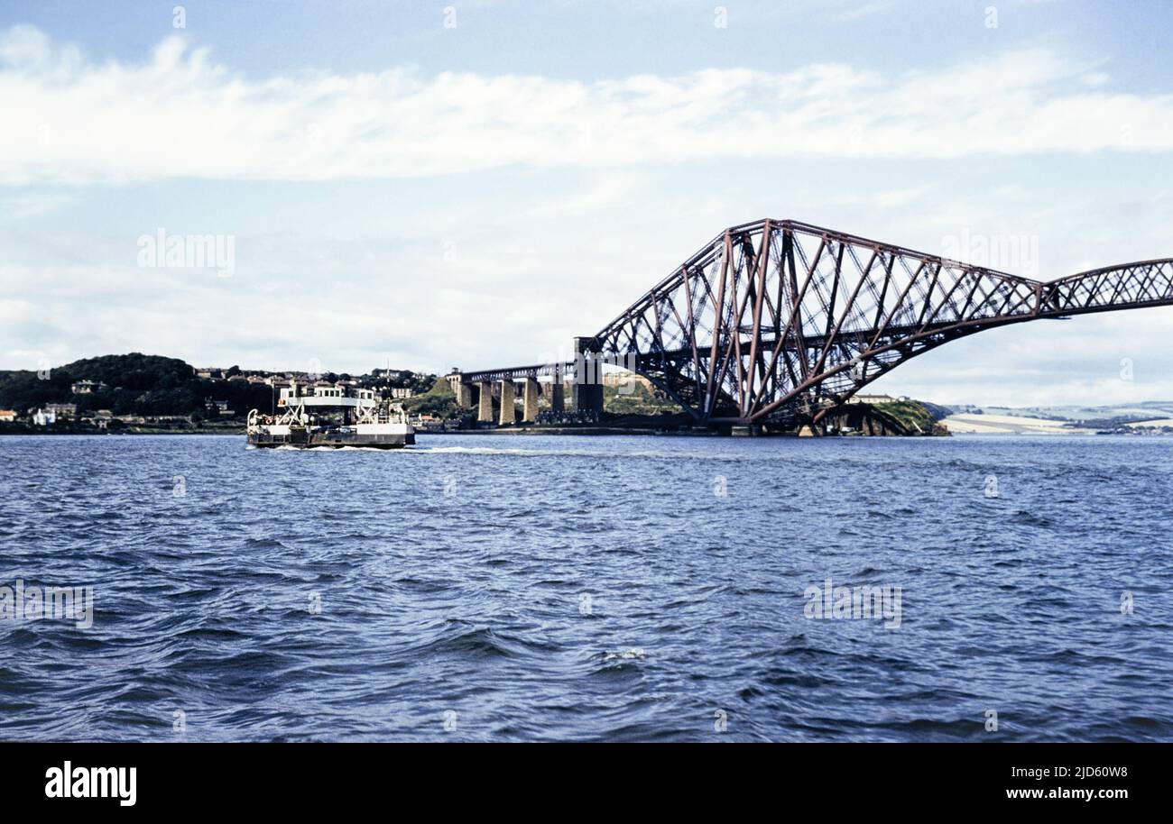 Foto storica di Forth ponte ferroviario a sbalzo e Queensferry passaggio auto traghetto alla fine del 1950s, Firth of Forth, Scozia, Regno Unito Foto Stock