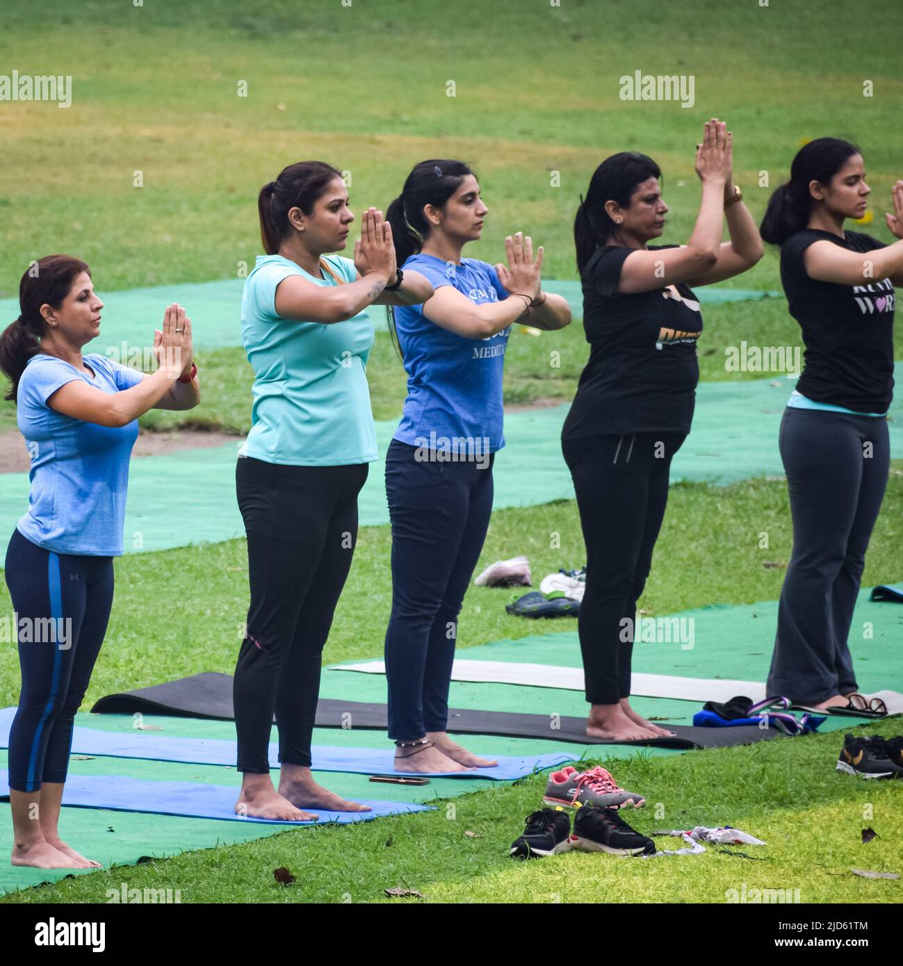 New Delhi, India, 18 2022 giugno – lezioni di yoga di gruppo per persone di età diversa nel Lodhi Garden Park. Giornata Internazionale dello Yoga, Grande gruppo di A. Foto Stock