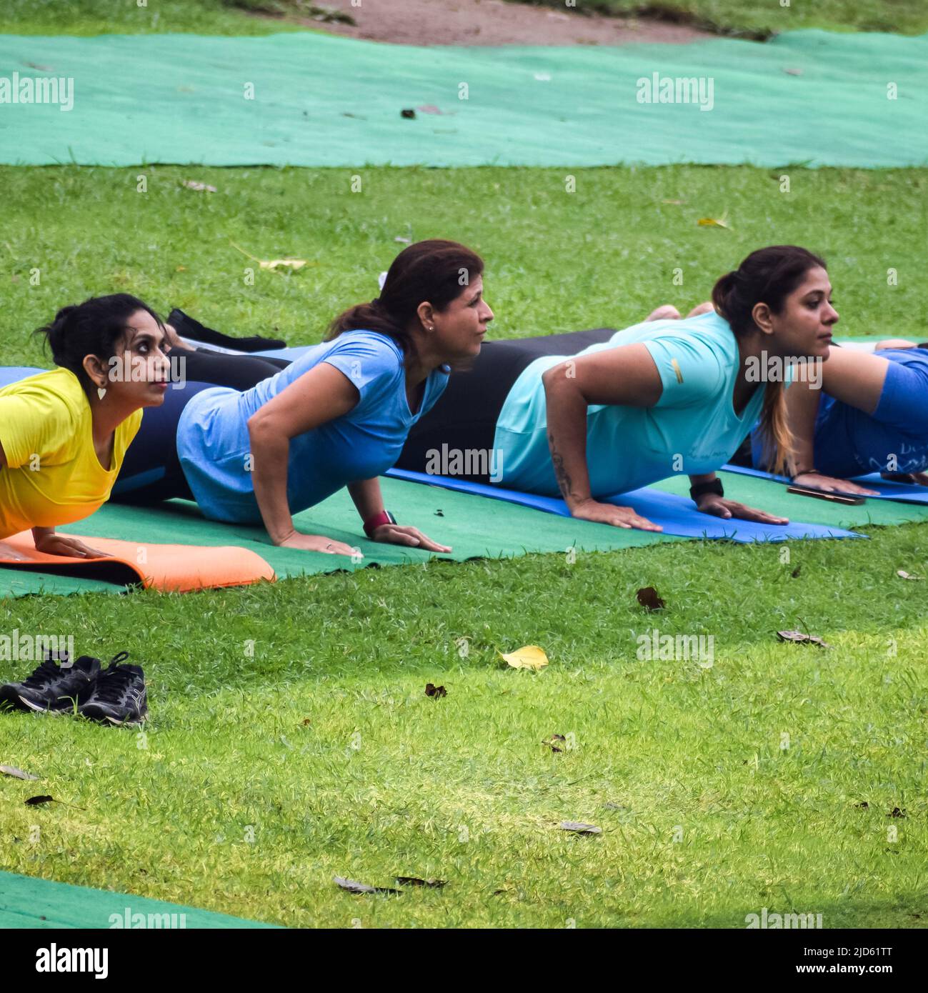 New Delhi, India, 18 2022 giugno – lezioni di yoga di gruppo per persone di età diversa nel Lodhi Garden Park. Giornata Internazionale dello Yoga, Grande gruppo di A. Foto Stock