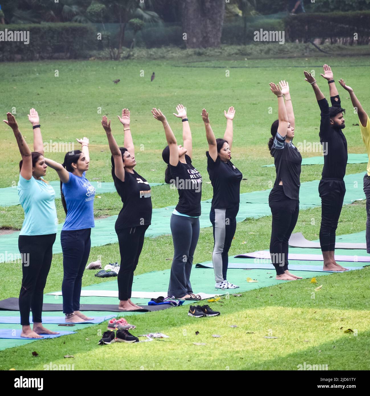 New Delhi, India, 18 2022 giugno – lezioni di yoga di gruppo per persone di età diversa nel Lodhi Garden Park. Giornata Internazionale dello Yoga, Grande gruppo di A. Foto Stock