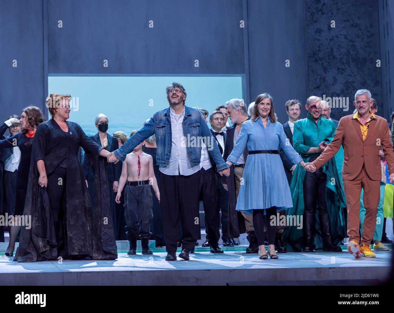 Telone di cast con produttore a Les Troyens, Nationaltheater, Teatro dell'Opera di Monaco, Baviera, Germania. Foto Stock
