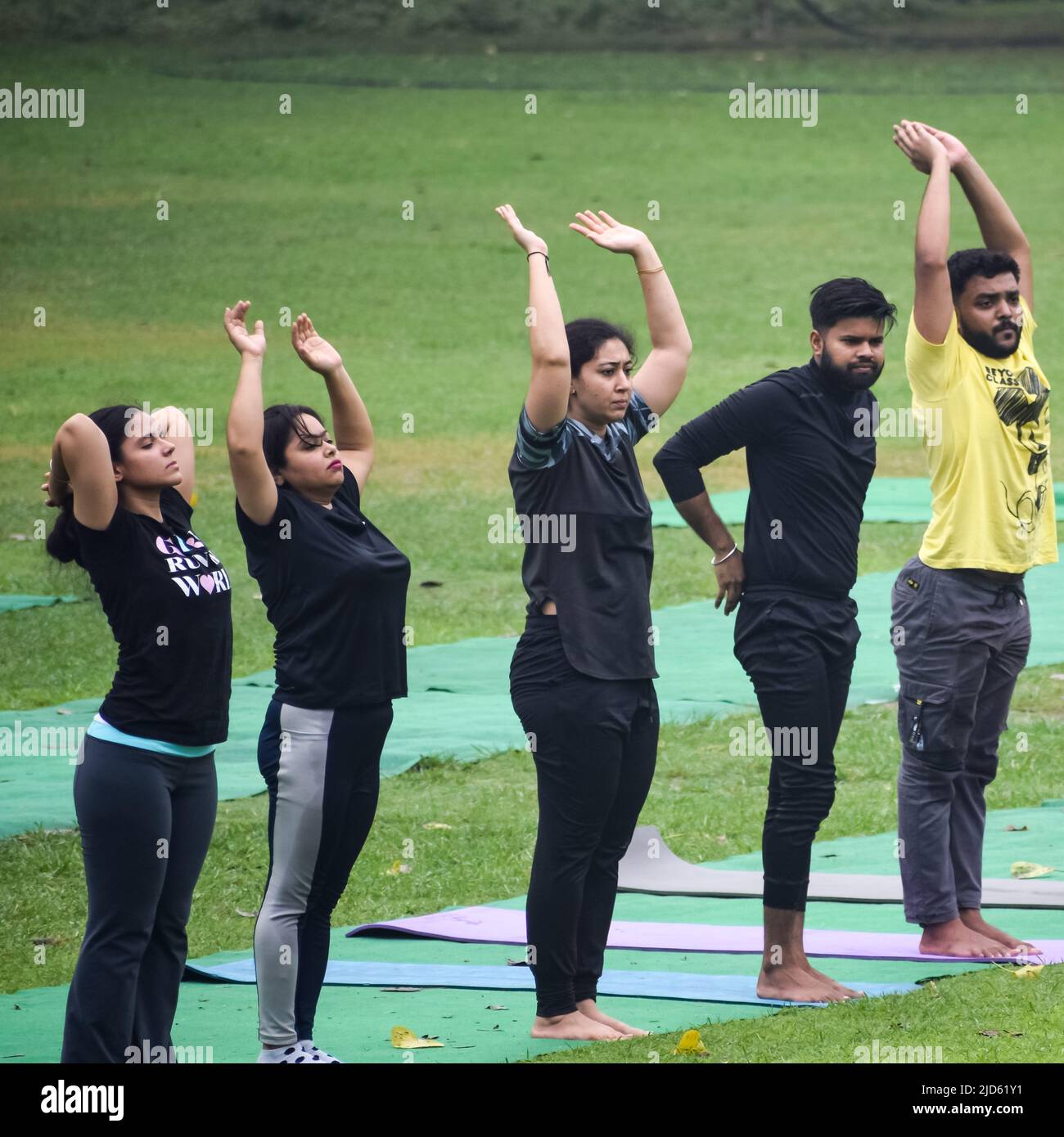 New Delhi, India, 18 2022 giugno – lezioni di yoga di gruppo per persone di età diversa nel Lodhi Garden Park. Giornata Internazionale dello Yoga, Grande gruppo di A. Foto Stock