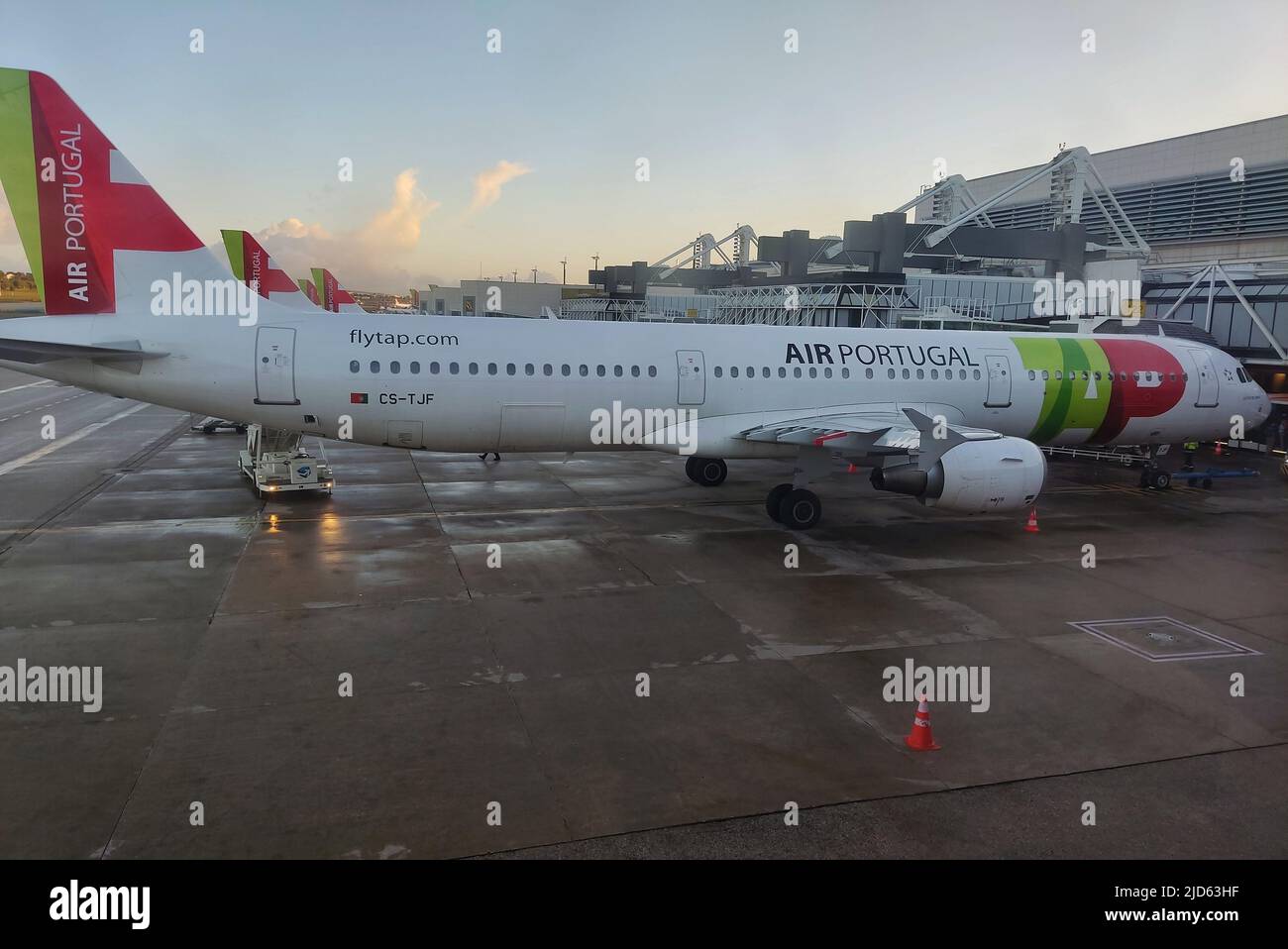 TOCCARE Air Portugal aereo all'aeroporto Humberto Delgado Portela Lisbona, Portogallo Foto Stock