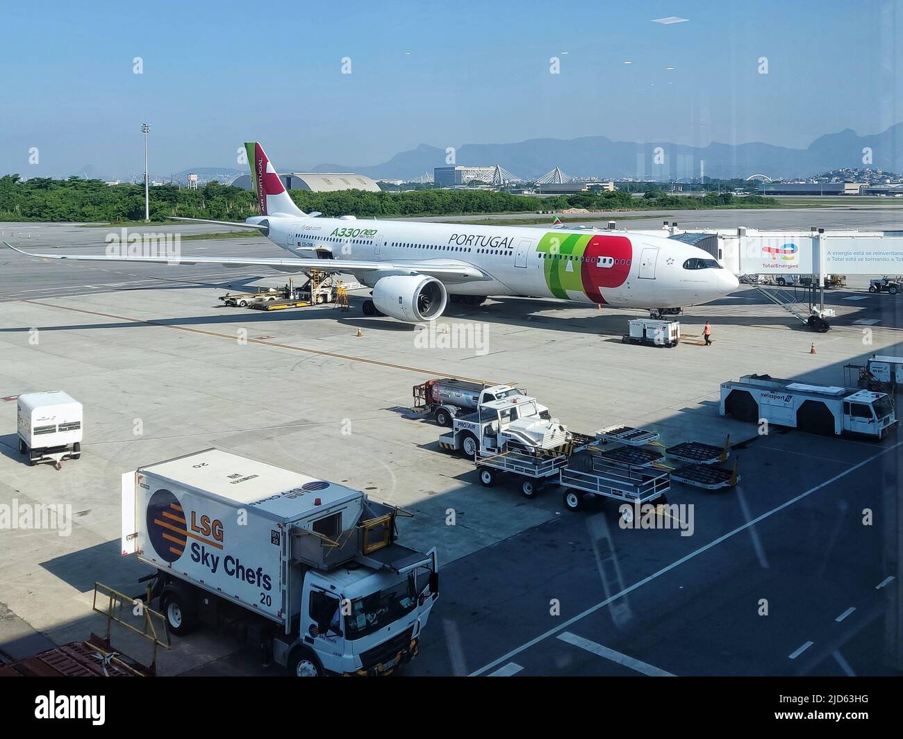 TAP Air Portugal aereo all'aeroporto Galeao International Tom Jobim, Rio de Janeiro, Brasile Foto Stock