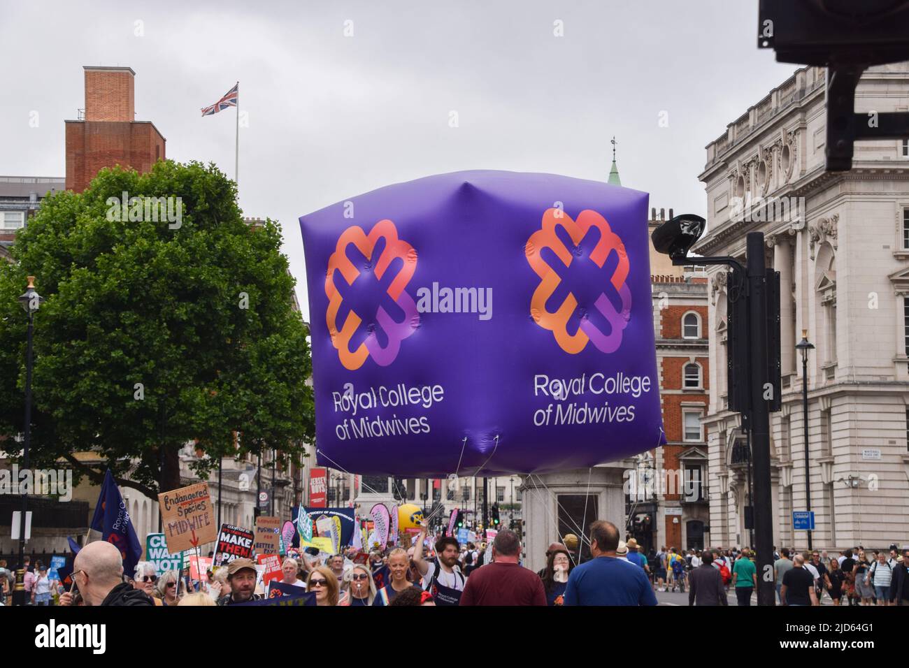 Londra, Regno Unito. 18th giugno 2022. Rappresentanti del Royal College of Midwives march a Whitehall. Migliaia di persone e vari sindacati e gruppi hanno marciato attraverso il centro di Londra per protestare contro il costo della crisi vivente, il governo Tory, il piano per i rifugiati del Ruanda e altre questioni. Credit: Vuk Valcic/Alamy Live News Foto Stock