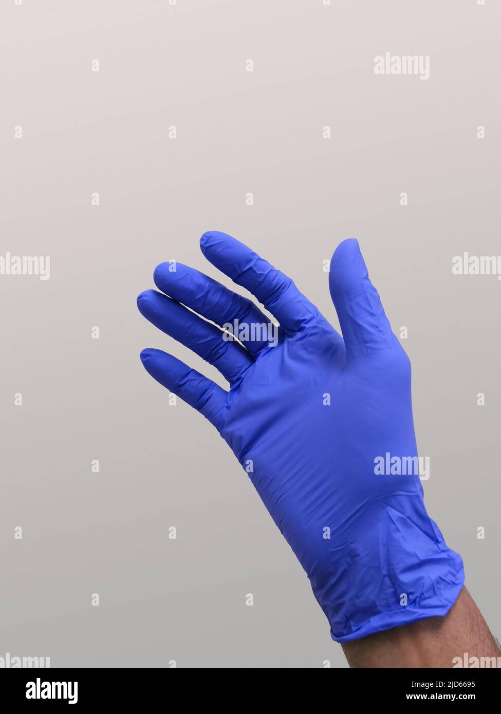 Immagine closeup dei guanti medici monouso in nitrile blu a portata di mano Foto Stock