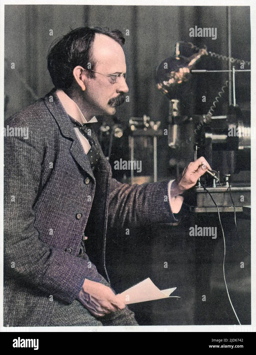 Joseph John Thomson(1856 - 1940) fisico, che lavora al laboratorio Cavendish di Cambridge, circa 1904 versione colorizzata di : 10013214 Data: Circa 1904 Foto Stock