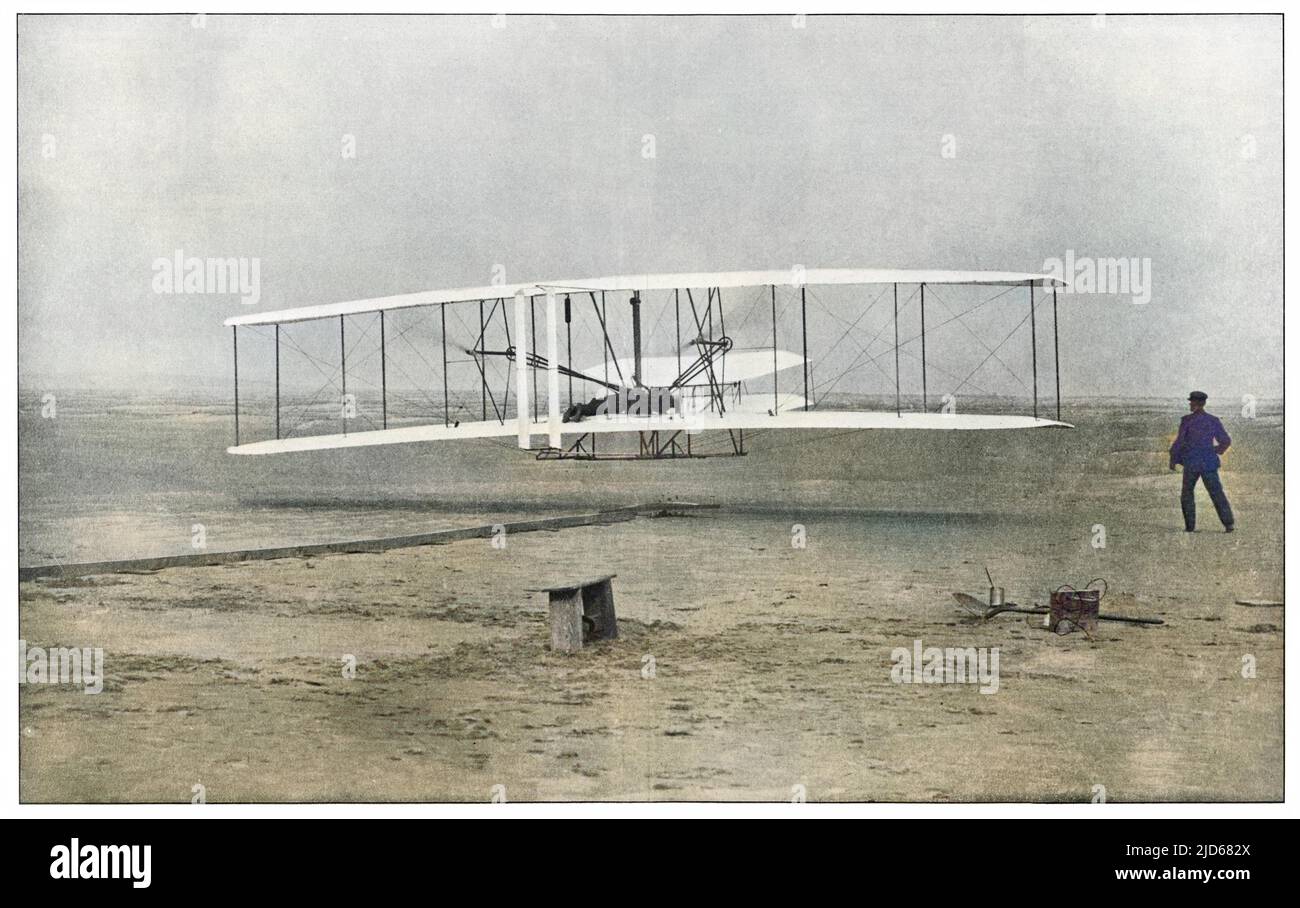Orville Wright, guardato ansiosamente dal fratello Wilbur, realizza il primo volo a motore a Kitty Hawk, North Carolina Data: 17-Dec-1903 Foto Stock