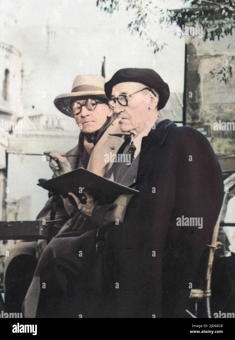 Maurice Utrillo pittore francese, meglio conosciuto per le sue scene di strada parigine, con l'attore e drammaturgo Sacha Guitry (1885-1957), a Montmartre, Parigi, 1955. Utrillo sta dipingendo una tela per il film "se Parigi ci è stata raccontata”. Versione colorata di : 10081881 Data: 1955 Foto Stock