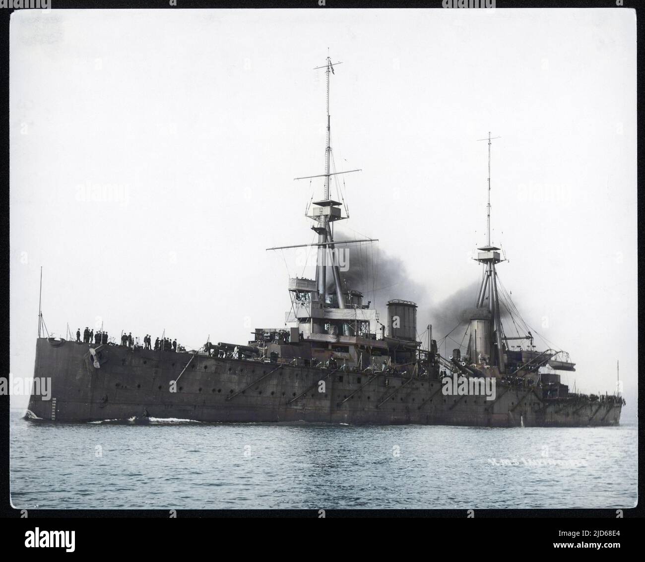 L'incrociatore di battaglia HMS 'Invincible' ha giocato un ruolo cruciale nella battaglia delle Falklands in 1914, affondando i vasi tedeschi 'Scharnhorst' e 'Gneisnau' versione colorizzata di : 10089498 Data: Circa 1914 Foto Stock