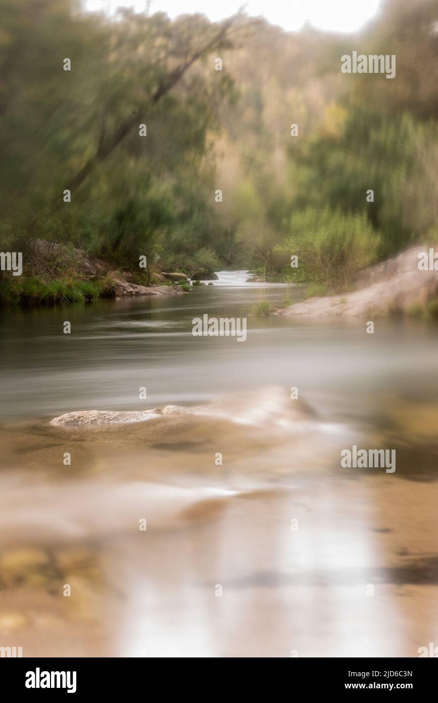 paesaggio artistico della discesa del fiume con i lati sfocati Foto Stock