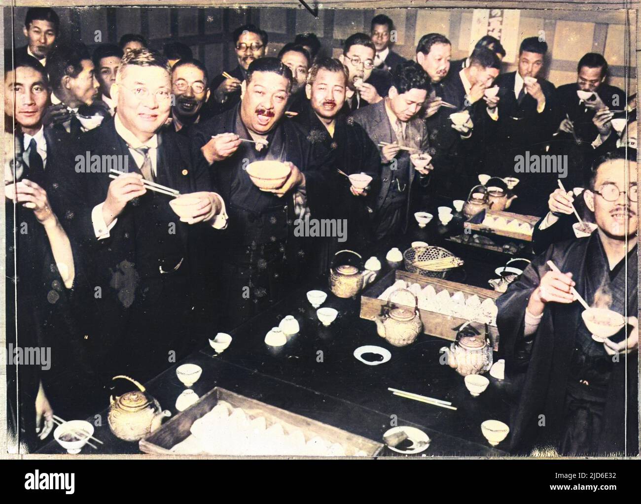 I politici giapponesi gustano un pasto con bastoni di sterno, nella mensa dei nuovi edifici parlamentari di Tokyo. Versione colorata di : 10081037 Data: Inizio 1930s Foto Stock