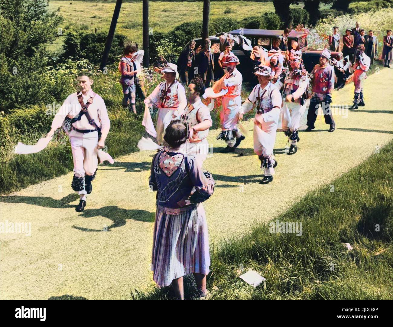 BALLO DI MORRIS: Thaxted, Essex. I ballerini, oltre ad esibirsi in città, ballano anche nelle viuzze di campagna e per case e fattorie isolate. Versione colorata di : 10089778 Data: 1950s Foto Stock