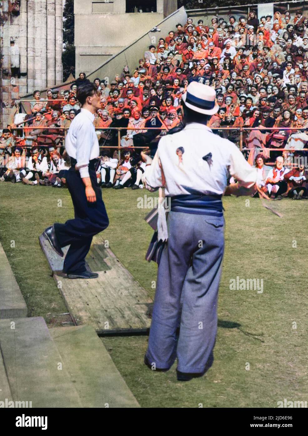 MUSICA DI GROG DANCE / ITALIAN STEP DANCE un pubblico guarda una dimostrazione di Jackie Toaduff, al Festival Estivo di York. Versione colorata di : 10088818 Data: 1950s Foto Stock
