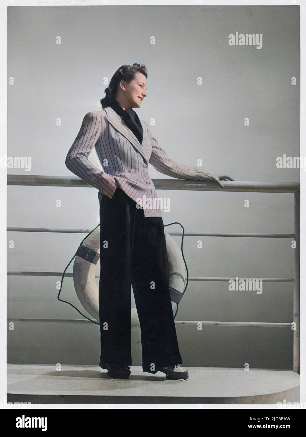 Una tuta da crociera in due pezzi composta da pantaloni blu e un blazer (cappotto a doppia brace) di flanella a righe. Versione colorata di : 10144367 Data: Circa 1940 Foto Stock