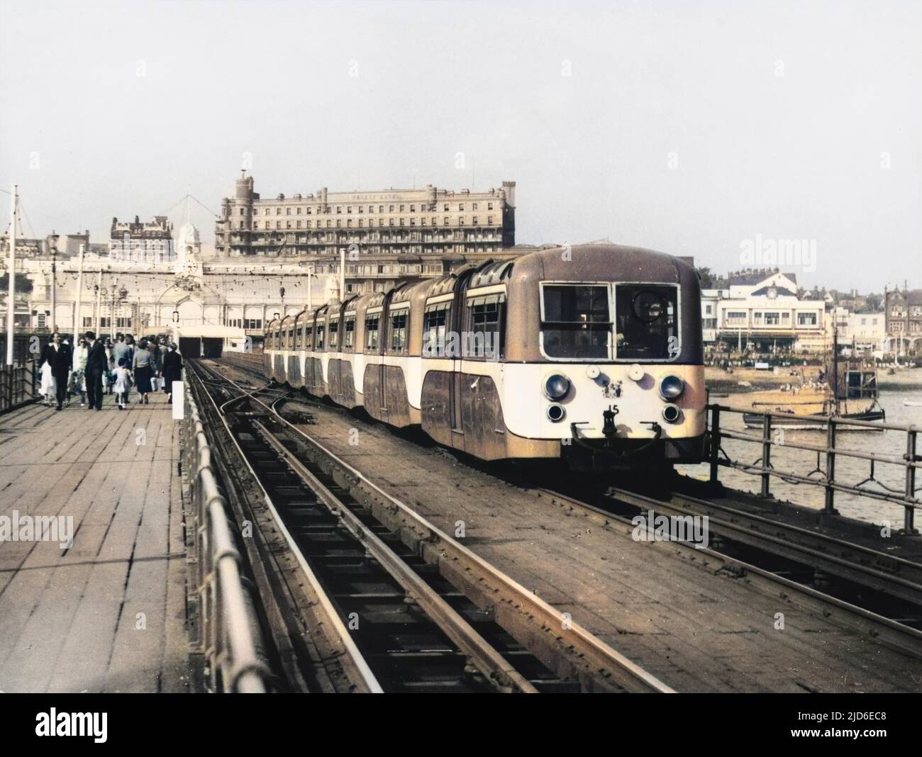 Il treno elettrico porta i passeggeri alla fine del molo lungo un miglio e mezzo, il più lungo del mondo. Versione colorata di : 10144156 Data: 1950s Foto Stock