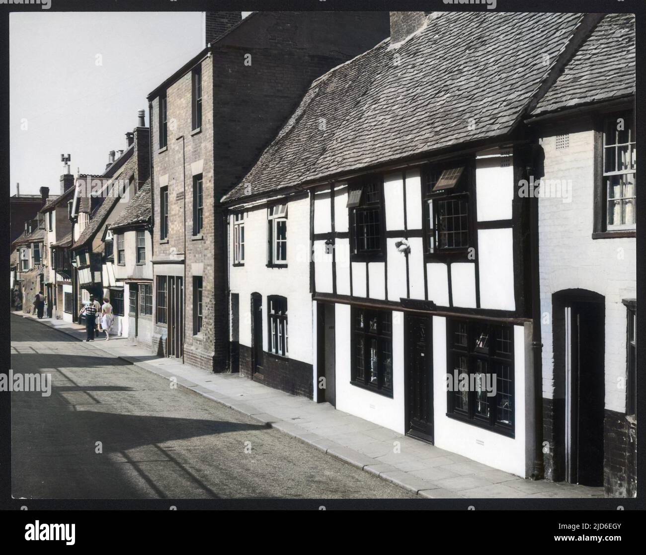 Uno sguardo di Hastings High Street, parte della Città Vecchia, di Hastings, Sussex, che mostra i suoi stili contrastanti di architettura. Versione colorata di : 10146316 Data: 1950s Foto Stock