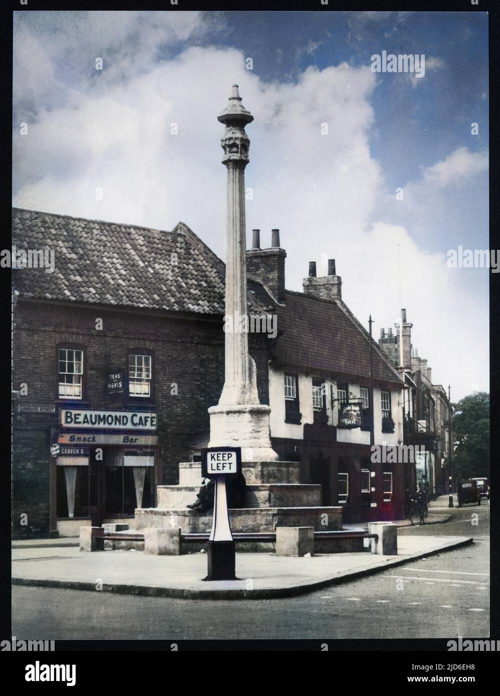 L'alto fusto della vecchia Market Cross, Lombard Street, Newark, Nottinghamshire, dove potrete gustare un tè o Hovis al Beaumont Cafe o soggiornare al Robin Hood Hotel. Versione colorata di : 10146255 Data: 1950s Foto Stock